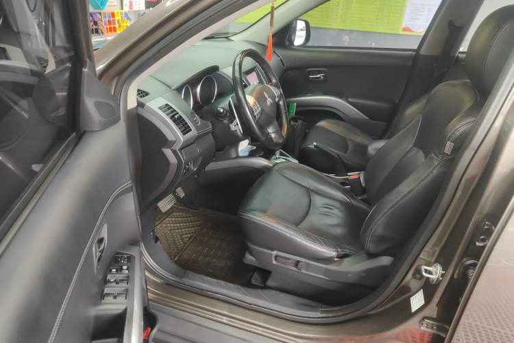 Used Mitsubishi Outlander 2011 Kicks 2.4 Fashion Edition
