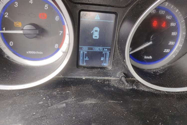 Used Soueast V5 Lingzhi 2014 1.5L Manual Comfort Model Odometer Close Up