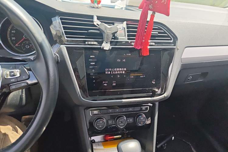 Used Volkswagen Tiguan L 2019 Updated Version 330TSI Automatic Two-Wheel Drive Panoramic Comfort Edition China VI Standard Audio And AC Panel