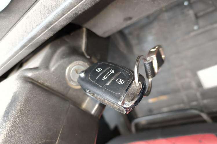 Used Iveco Daily 2020 2.8T V35 Box Truck with Dual Tires Low Roof 3 Seats China VI Emission Standard