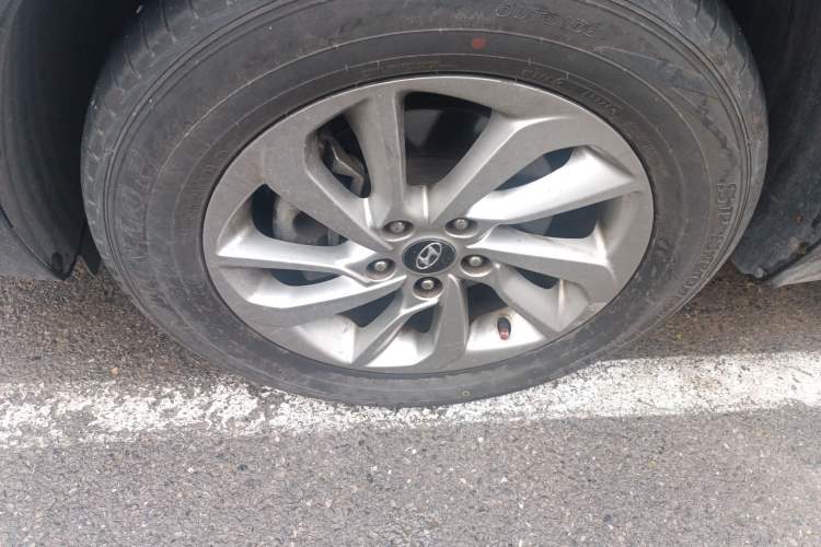 Used Hyundai Tucson 2015 1.6T Dual-Clutch Two-Wheel-Drive Smart Model Right Front Wheel Hub