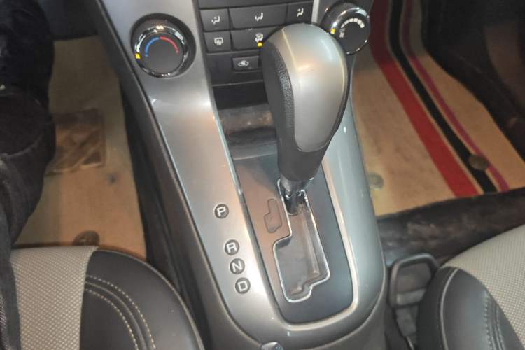 Used Chevrolet Cruze 2015 1.5L Classic SE AT Gear Lever