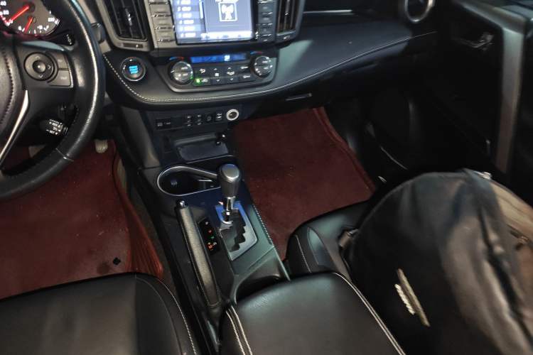 Used Toyota RAV4 2019 2.0L CVT Two-Wheel Drive ZhiShang Version China VI Standard
