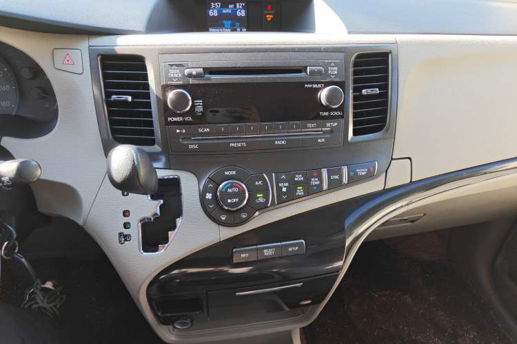 Used Toyota SIENNA 2011 3.5L 4x4 Automatic
