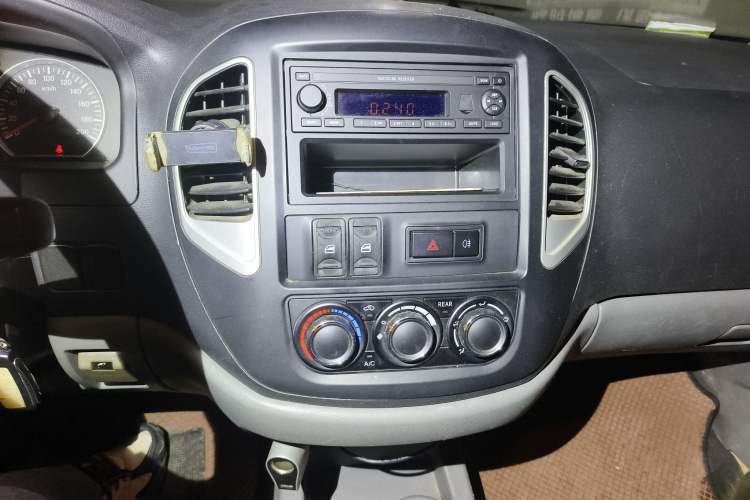 Used FORTHING Lingzhi 2013 V3 1.5L 7-Seater Standard Model II
