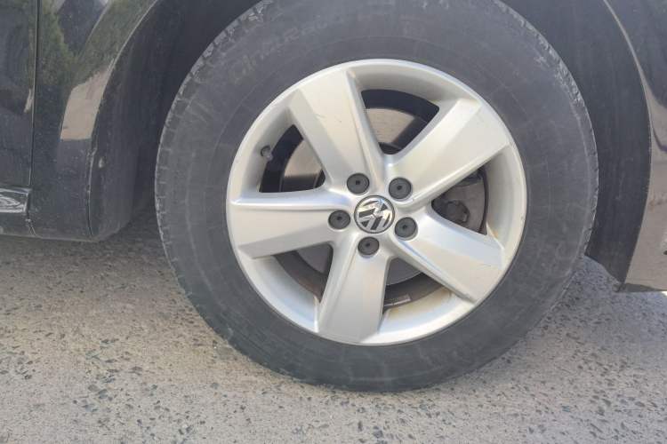 Used Volkswagen Lavida 2011 1.6L Automatic PinYou Edition Right Front Wheel Hub