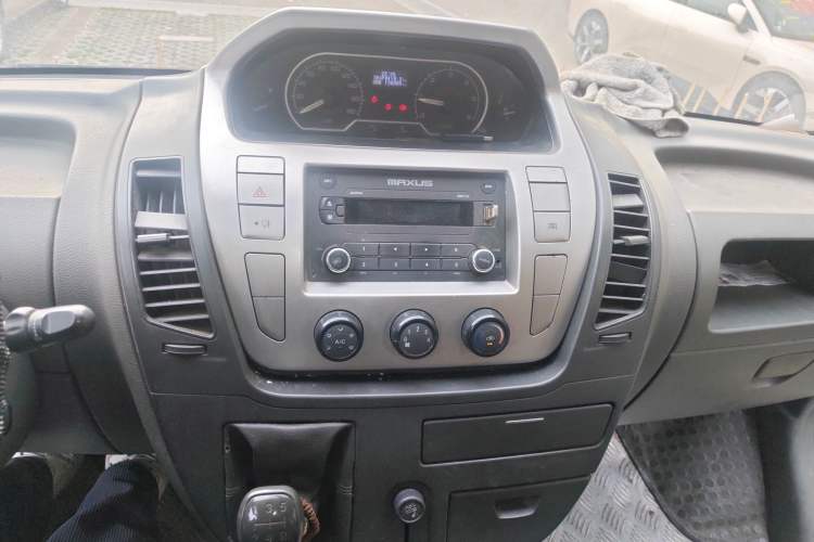 Used SAIC MAXUS Xintu V80 2014 2.5T Aotuntong Short Wheelbase Mid-Roof Model
