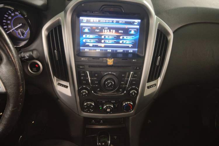 Used JMC Yusheng S350 2013 2.4T Automatic 2WD Diesel Luxury 7-Seater Audio And AC Panel