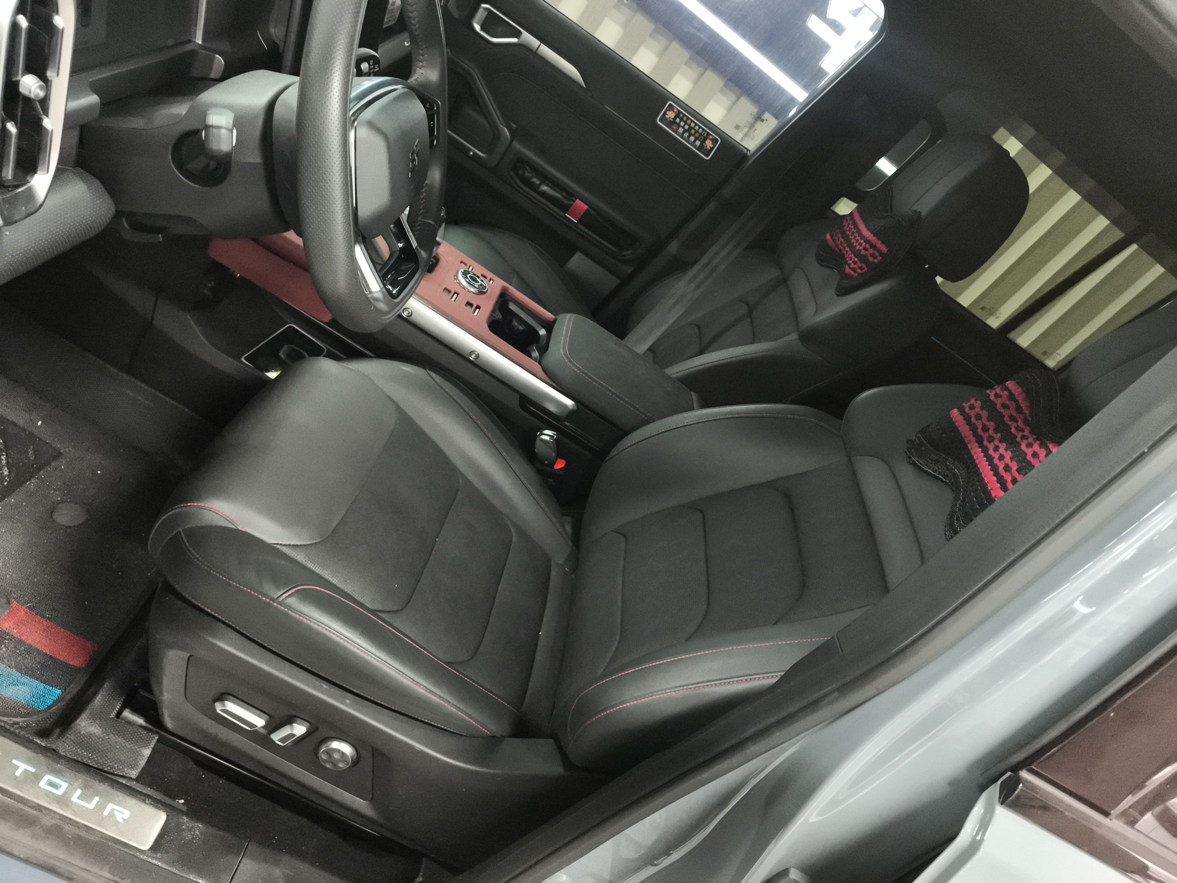 المقاعد الأمامية داخل السيارة