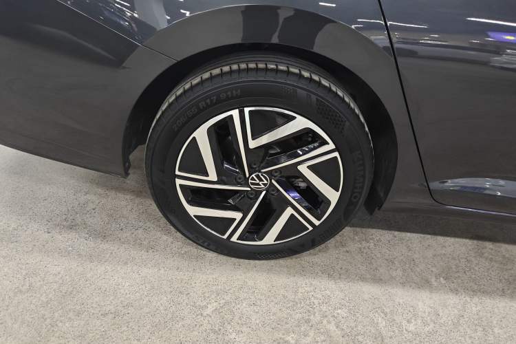 Used Volkswagen Sagitar 2025 300TSI DSG Excellence Edition Right Rear Wheel Hub