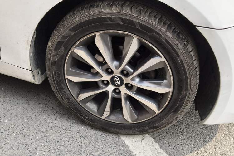 Used Hyundai Sonata 2013 2.0L Automatic Luxury Edition Right Front Wheel Hub