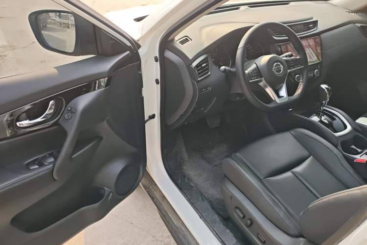 Used Nissan X-Trail 2023 Classic 2.0L Two-Wheel Drive Smart Connect Premium Edition
