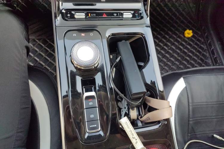 Used Wuling Xingguang 2024 Co-Creation Edition 510 Advanced Model Gear Lever