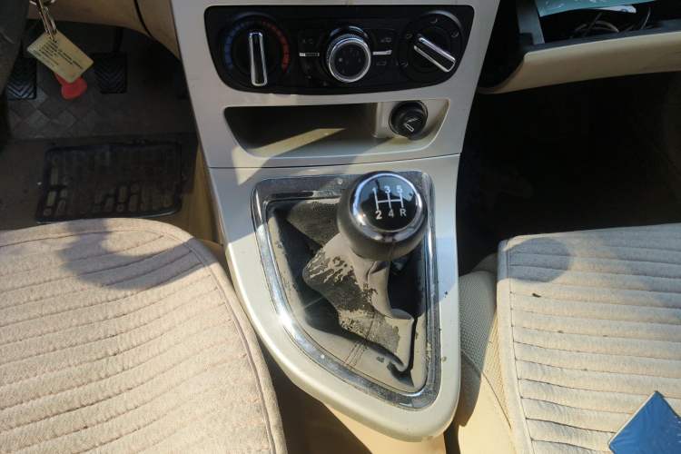 Used Brilliance H330 2013 1.5L Manual Comfort Model Gear Lever