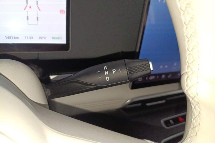 Used VOYAH Dream 2025 PHEV Four-Wheel Drive Excellence Kunpeng Edition Gear Lever