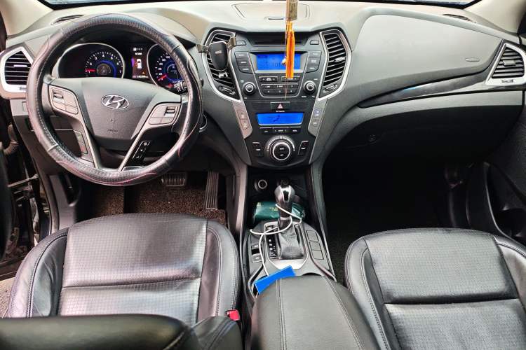 Used Hyundai Santa Fe 2013 2.4L Automatic 4x4 Smart Version Center Console