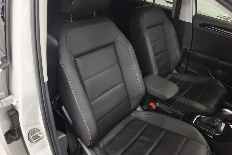 Used Volkswagen T-ROC 2021 280TSI DSG Two-Wheel Drive Comfort Connect Edition Right Front Seat