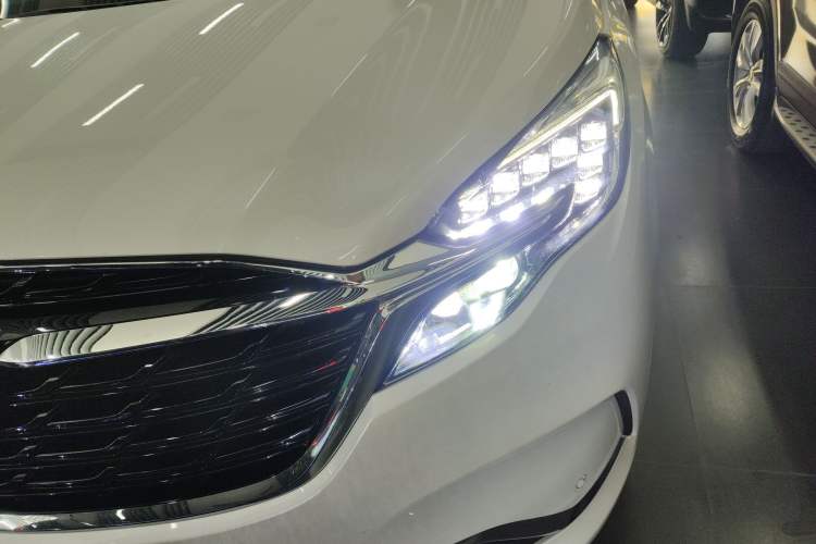 Used Buick GL8 2022 ES Landtrek 653T Luxury Edition