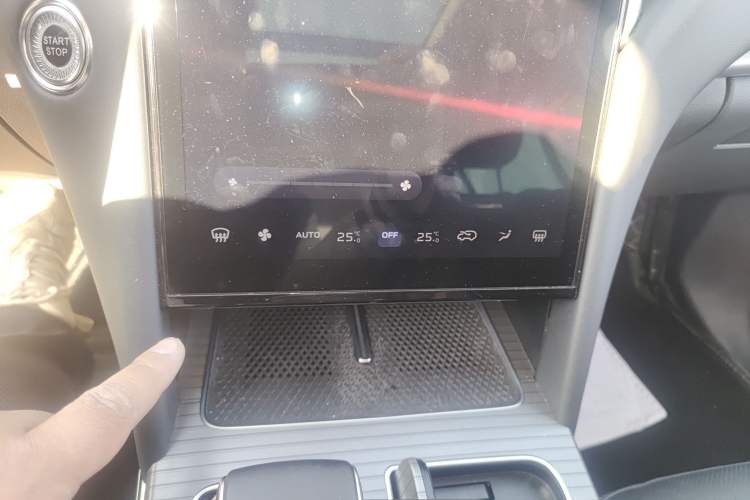 Used Hongqi HS7 PHEV 2024 2.0T PHEV Four-Wheel Drive Flagship Edition 6 Seats Audio And AC Panel