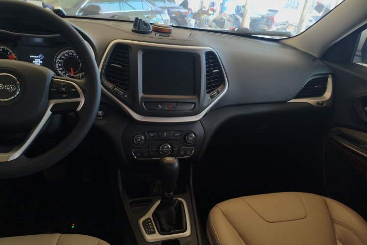 Used Jeep Cherokee 2016 2.0L Superior Edition