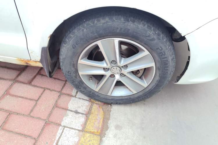 Used Volkswagen Polo 2011 Jingqu 1.4L Manual Sile Edition Right Front Wheel Hub