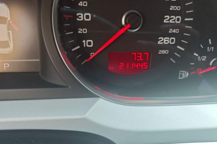 Used Audi A6L 2011 2.0 TFSI Automatic Standard Edition Odometer Close Up