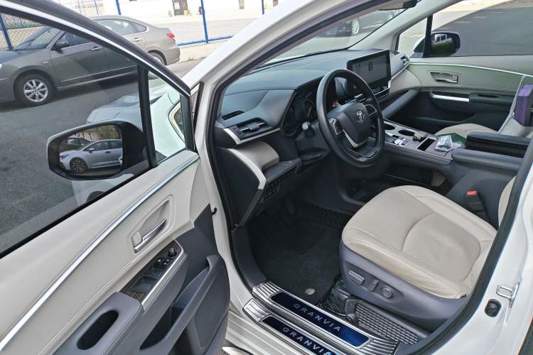 Used Toyota Granvia 2023 2.5L Hybrid Luxury Edition Driver Seat