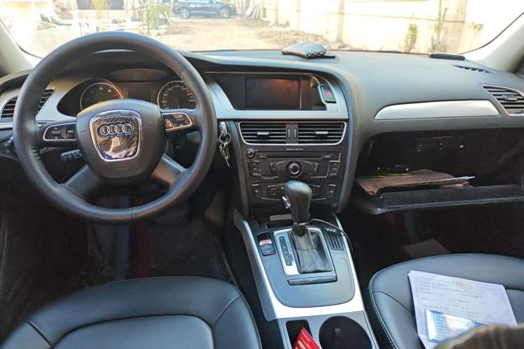 Used Audi A4L 2012 2.0 TFSI automatic standard version Center Console