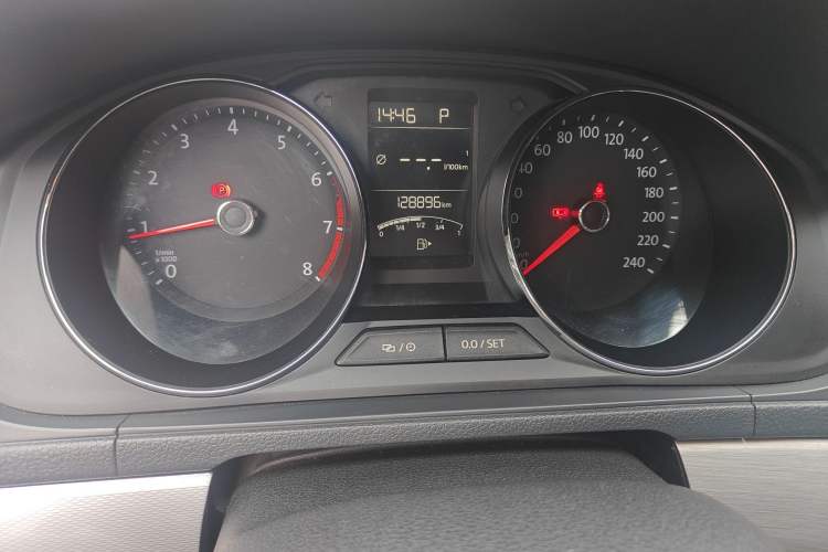 Used Volkswagen Gran Lavida 2015 1.6L Automatic Comfort Edition Odometer Close Up