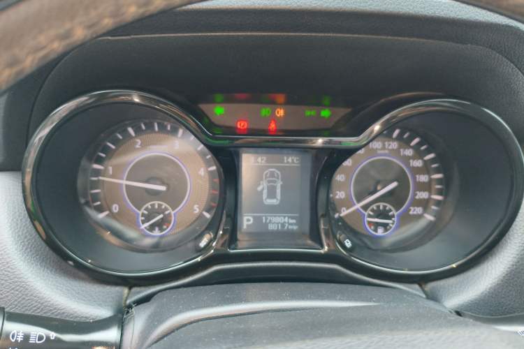 Used JMC Yusheng S350 2017 2.0T Automatic 2WD Diesel Luxury Version with Sunroof 5 Seats
