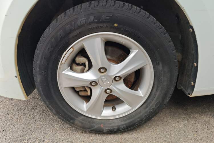 Used Hyundai Verna (older generation) 2014 1.4L Manual Smart GLS Trim Left Front Wheel Hub