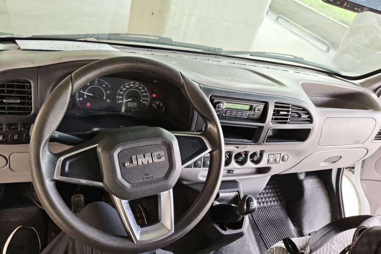 Used JMC Transit 2017 2.8T Commercial Version Short Wheelbase Mid-Roof 6/7/8-Seater JX493 Center Console