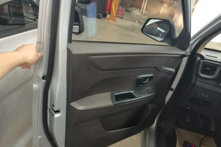 Used Wuling Hongguang V 2022 1.5L Jingqu Edition Enclosed-Window Vehicle with Hydraulic Power Steering LAR

