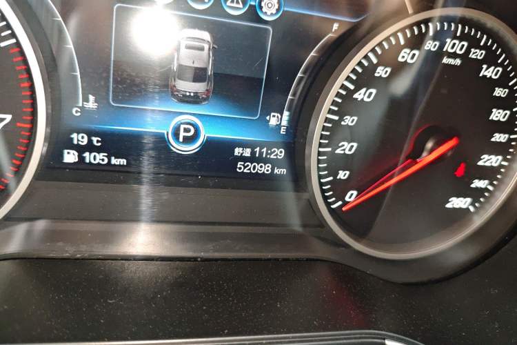 Used Hongqi H5 2022 Classic Model Facelift 1.8T Automatic Smart Connect Flagship Edition Odometer Close Up