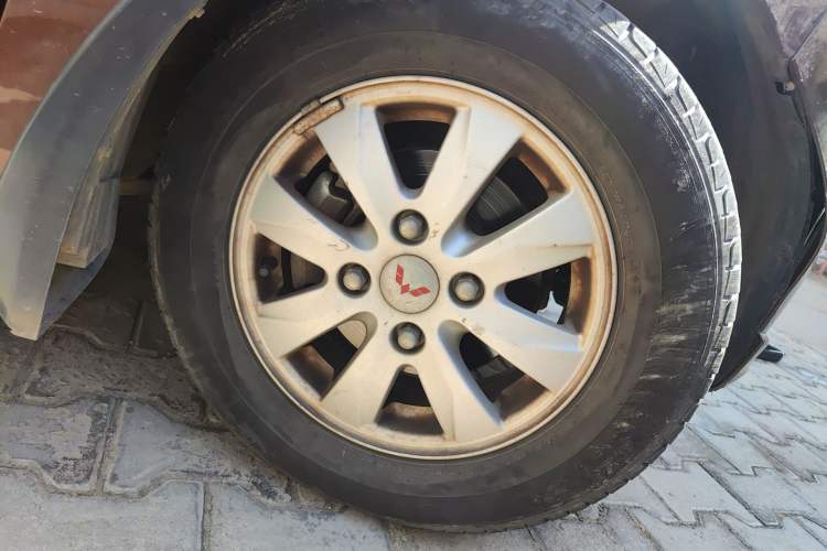 Used Wuling Hongguang 2014 1.5L S Standard Version Right Front Wheel Hub
