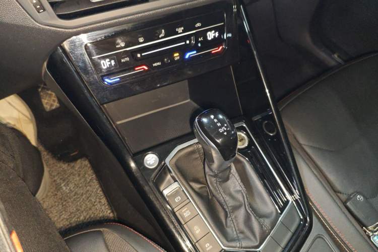 Used Volkswagen Tayron 2022 330TSI Two-Wheel Drive Luxury Smart Connectivity Version Gear Lever