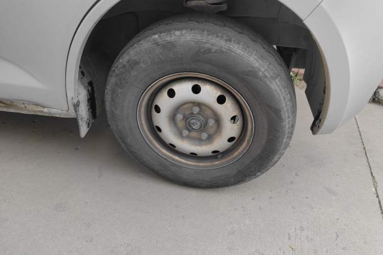 Used CHANGAN KAICHENG Ruixing M60 2023 1.5L GDI Comfort-Class Passenger Vehicle 6/7 Seats Right Front Wheel Hub