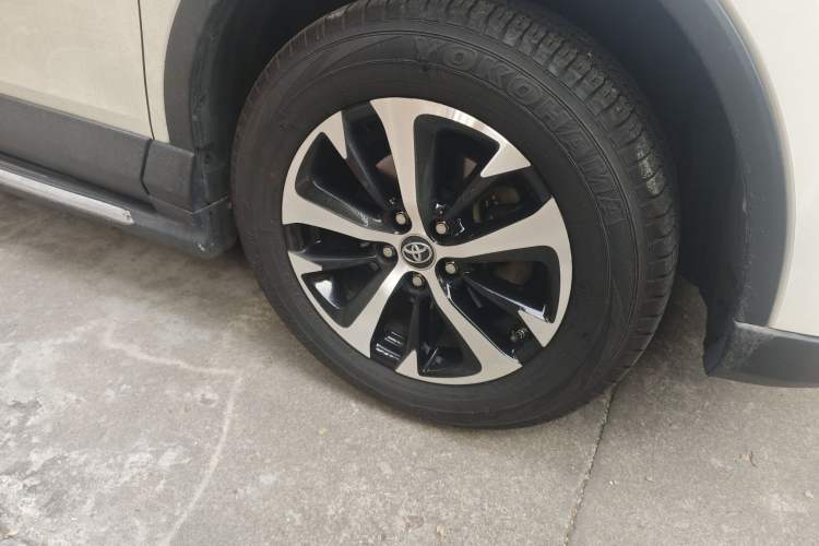 Used Toyota RAV4 2016 2.0L CVT Two-Wheel Drive Fashion Edition China V Standard
