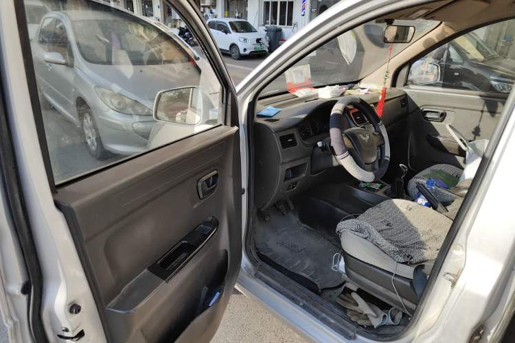 Used Wuling Rongguang V 2018 1.5L Standard Version
