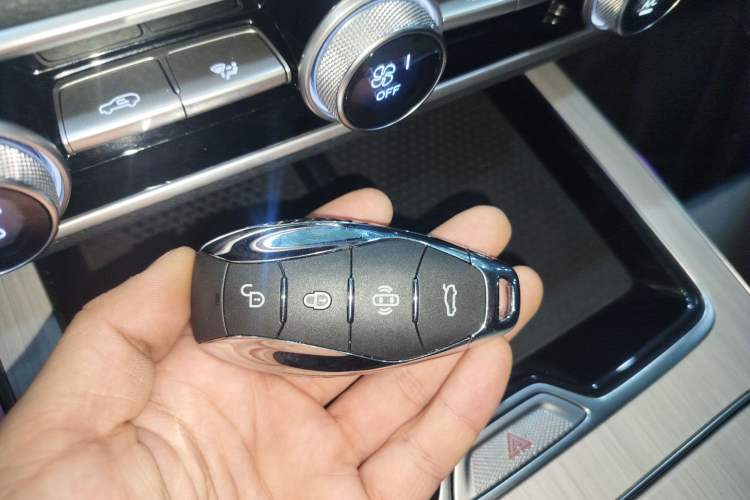 Used Hongqi HS5 2025 2.0T Two-Wheel-Drive Xuan Ying Edition Vehicle Key