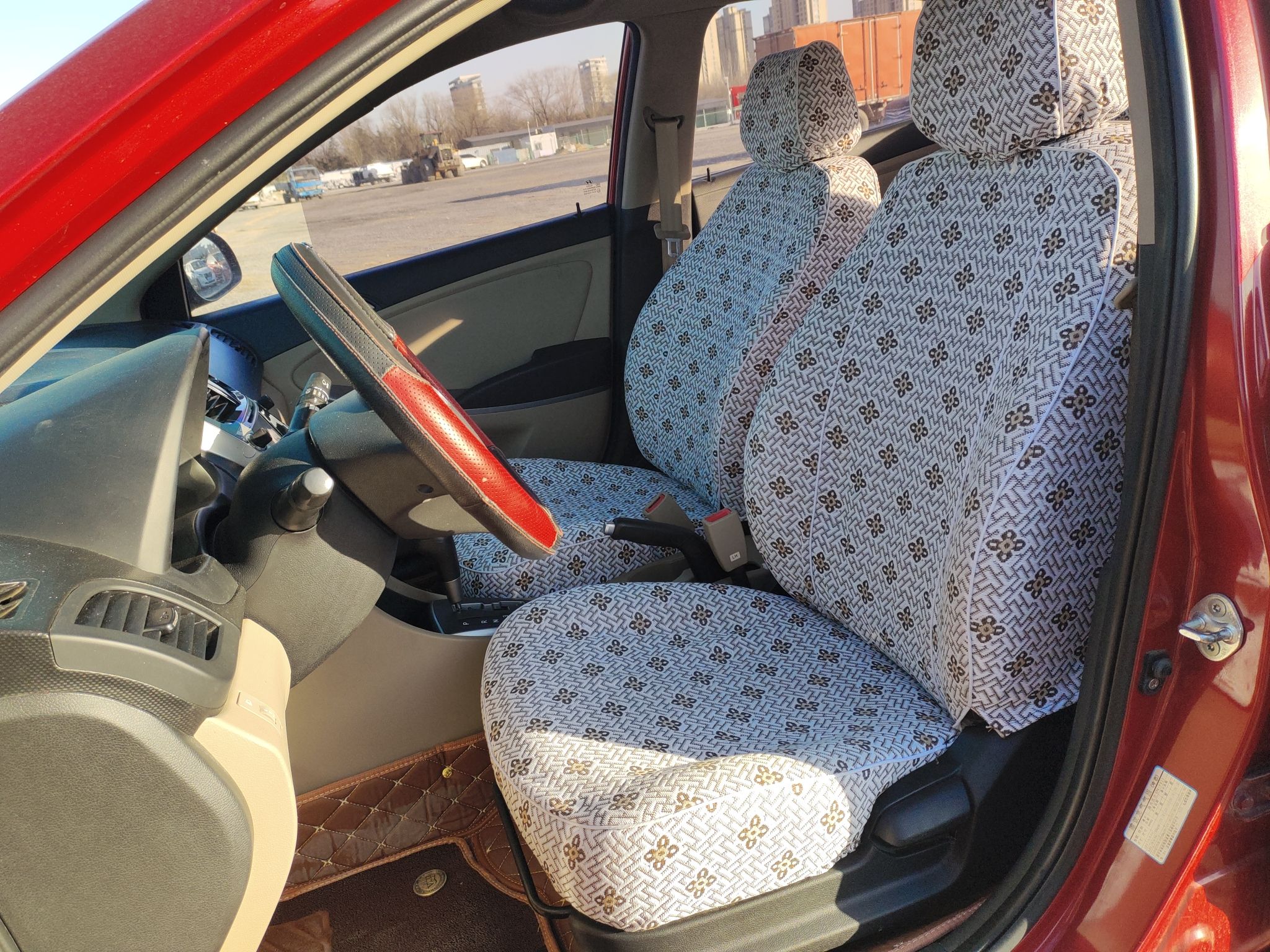 المقاعد الأمامية داخل السيارة