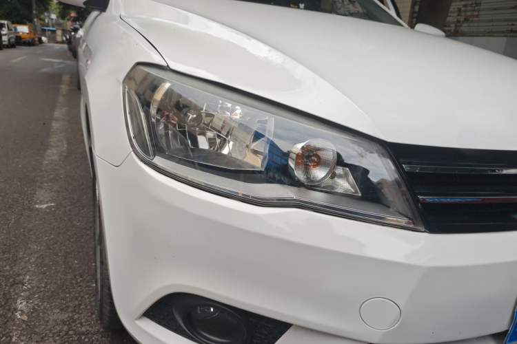 Used Volkswagen Jetta 2015 Value Edition 1.6L Automatic Comfort Version Right Front Headlight