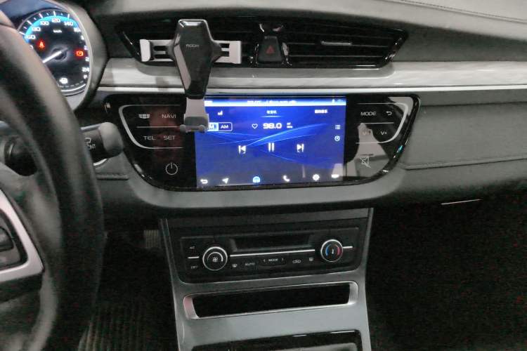 Used Geely Auto Emgrand 2019 Leading Edition 1.5L Manual Luxury Model China V Standard Audio And AC Panel