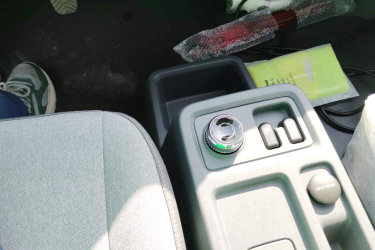 Used Wuling Yangguang 2024 300KM Comfort Version Passenger Van 75kW