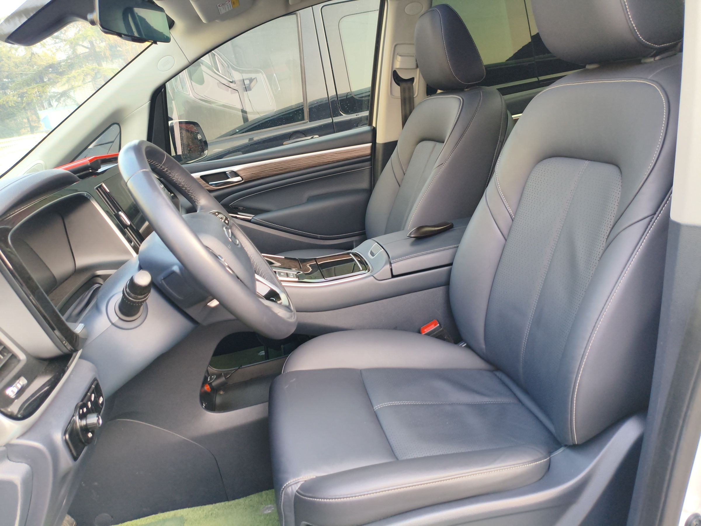 Переднее сиденье в автомобиле