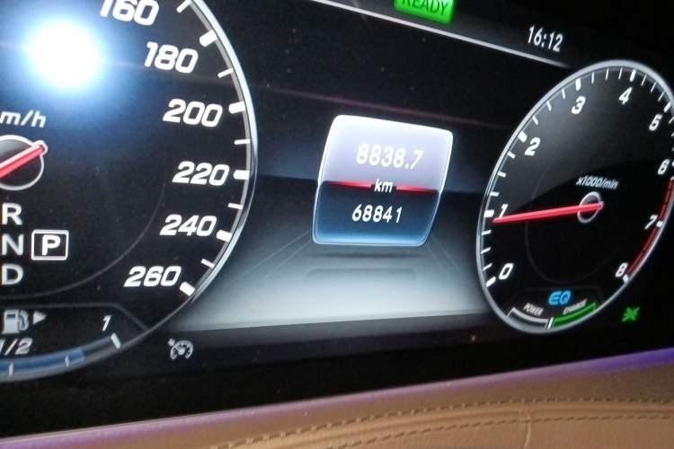 Used Mercedes-Benz S-Class 2019 S 320 L Odometer Close Up