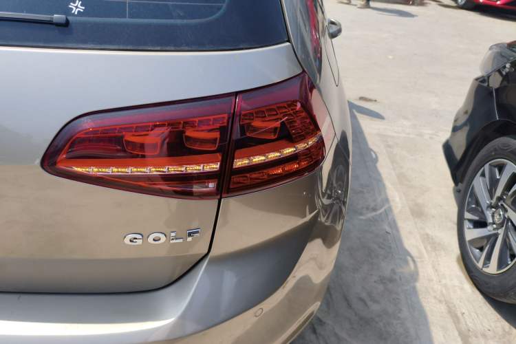 Used Volkswagen Golf 2017 1.6L Automatic Comfort Million-Vehicle Anniversary Edition Exterior 3