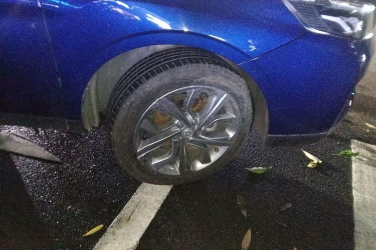 Used Venucia T90 2020 2.0L CVT Smart Connect & Smooth Drive Edition Right Front Wheel Hub