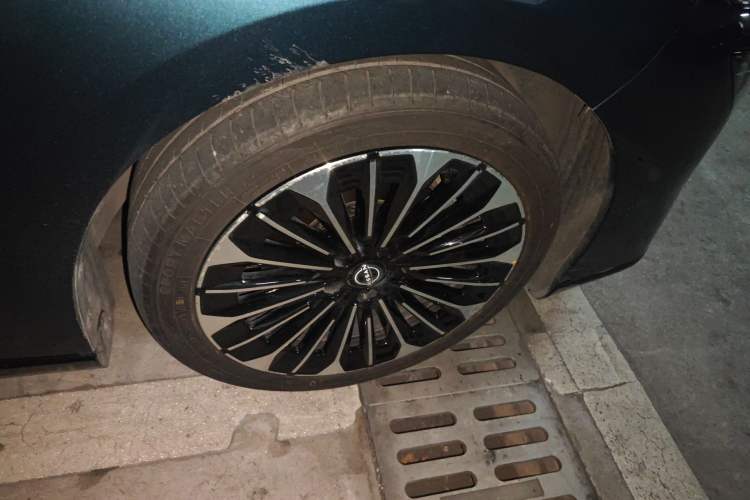 Used Nissan N7 2025 625 Max Right Front Wheel Hub