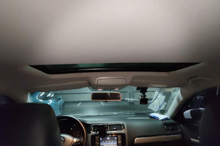 Used Volkswagen Sagitar 2017 230TSI Automatic Comfort Version Headliner